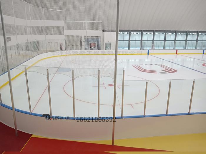 北體大學安裝冰球場界墻